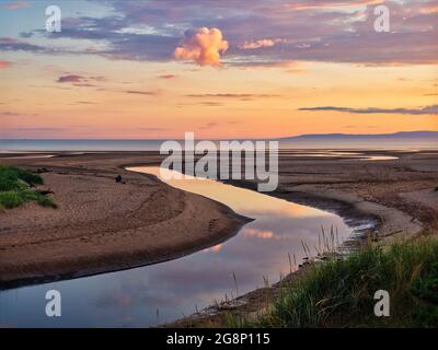 Coucher de soleil sur Pow Burn en rejoignant Monkton Beach. Le Burn est une rivière dans le sud de l'Ayrshire qui sépare Prestwick, Monkton et Troon. Banque D'Images