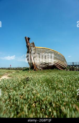 Seigle, 2021 juillet : bateau abandonné à Rye Harbour dans l'est du Sussex Banque D'Images