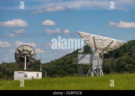 Observatoire ionosphérique avec antenne satellite géante pour la réception d'un signal satellite. Banque D'Images
