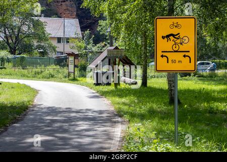 Signalisation routière en chemin avec des informations d'avertissement pour les cyclistes sur le risque de chute Banque D'Images