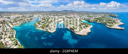 Vue aérienne de Cala Llonga, Cala Gran et Calo de ses Dones sur l'île de Majorque, Espagne Banque D'Images