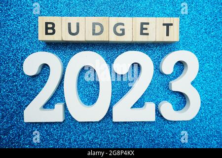 Budget 2023 lettres de l'alphabet sur fond bleu pailleté Banque D'Images