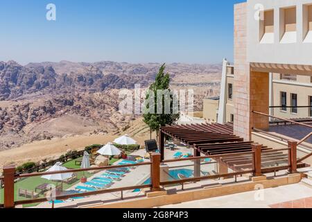 Vue panoramique sur la piscine et les montagnes près de Petra depuis le 2ème étage Petra Marriott Hotel 5 étoiles. Wadi Musa, Jordanie, Moyen-Orient Banque D'Images