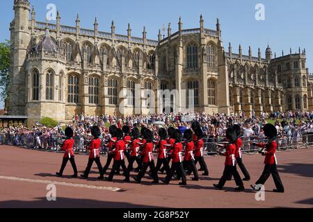 Les membres des gardes Grenadier du 1er Bataillon arrivent pour la relève de la garde au château de Windsor dans le Berkshire, qui se déroule pour la première fois depuis le début de la pandémie du coronavirus. Date de la photo: Jeudi 22 juillet 2021. Banque D'Images