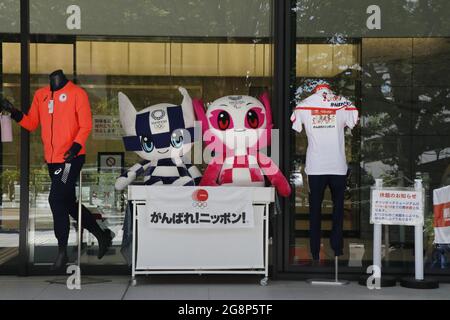 La mascotte officielle des Jeux Olympiques de Tokyo 2020 Miraitowa et Someity est exposée devant le musée Olympique du Japon. Banque D'Images