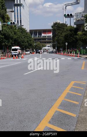 Le trafic est contrôlé autour du Stade National, le principal lieu des Jeux Olympiques de Tokyo en 2020. Banque D'Images