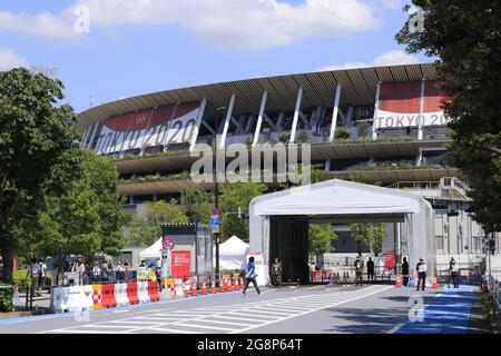 Le trafic est contrôlé autour du Stade National, le principal lieu des Jeux Olympiques de Tokyo en 2020. Banque D'Images