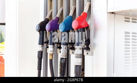 Pistolets de distribution de carburant à une station-service pour différents types de gros plan d'essence. Fluctuations du concept de prix du carburant. Produits pétroliers. Banque D'Images