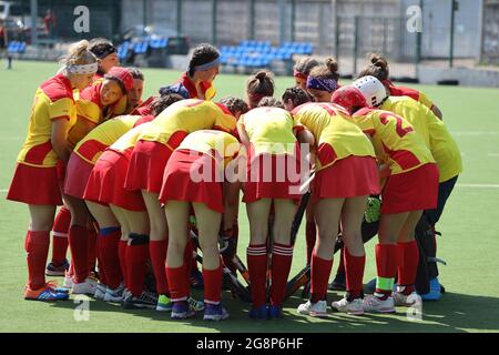 Russie. Vyborg 06.06.2021 l'équipe de filles se donne sur le terrain pour jouer au hockey sur gazon. Photo de haute qualité Banque D'Images