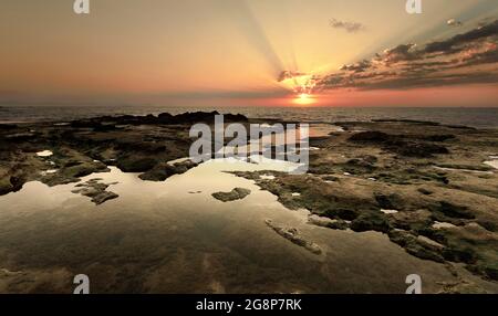 Lever du soleil à Cabo Cervera dans la ville de Torrevieja, province d'Alicante en Espagne, en Europe. Banque D'Images