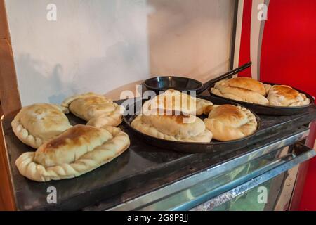 Grandes empanadas argentines sur un poêle Banque D'Images