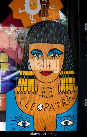 Un tableau coloré d'Elizabeth Taylor comme Cleopatra à l'extérieur de Comfortland, un restaurant qui vend également de la crème glacée à Astoria, Queens, New York. Banque D'Images