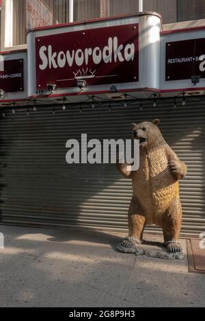 Un ours géant devant le restaurant ukrainien Skovorodka. Sur Brighton Beach Ave. À Brooklyn, New York City. Banque D'Images