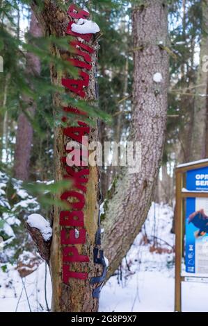 Spit de Keronian, région de Kaliningrad, Russie, 31 janvier 2021. Affiches d'animaux et d'oiseaux rares. Stands avec des photos d'espèces menacées de flore et Banque D'Images