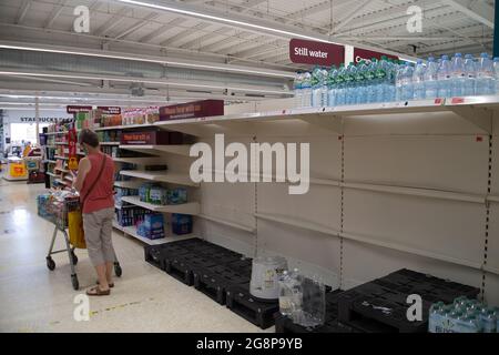 Talaplow, Buckinghamshire, Royaume-Uni. 22 juillet 2021. Malgré les informations de la presse ce matin, les étagères du supermarché Sainsbury étaient généralement très bien approvisionnées ce matin. La principale exception a été pour l'eau minérale car les gens ont acheté plus que la normale en raison de la vague de chaleur. Après le levage du poste de verrouillage Covid-19 lundi, les Sainsbury's ont de nouvelles affiches à l'extérieur de leur magasin demandant aux clients de porter un masque s'ils le peuvent. Crédit : Maureen McLean/Alay Live News Banque D'Images