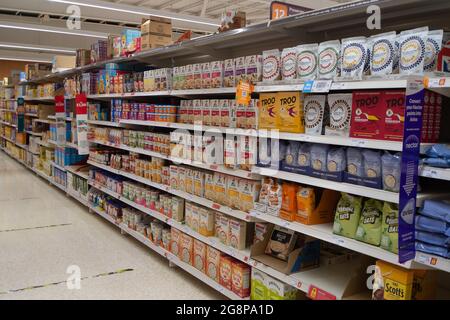 Talaplow, Buckinghamshire, Royaume-Uni. 22 juillet 2021. Malgré les informations de la presse ce matin, les étagères du supermarché Sainsbury étaient généralement très bien approvisionnées ce matin. La principale exception a été pour l'eau minérale car les gens ont acheté plus que la normale en raison de la vague de chaleur. Après le levage du poste de verrouillage Covid-19 lundi, les Sainsbury's ont de nouvelles affiches à l'extérieur de leur magasin demandant aux clients de porter un masque s'ils le peuvent. Crédit : Maureen McLean/Alay Live News Banque D'Images