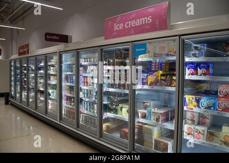 Talaplow, Buckinghamshire, Royaume-Uni. 22 juillet 2021. Malgré les informations de la presse ce matin, les étagères du supermarché Sainsbury étaient généralement très bien approvisionnées ce matin. La principale exception a été pour l'eau minérale car les gens ont acheté plus que la normale en raison de la vague de chaleur. Après le levage du poste de verrouillage Covid-19 lundi, les Sainsbury's ont de nouvelles affiches à l'extérieur de leur magasin demandant aux clients de porter un masque s'ils le peuvent. Crédit : Maureen McLean/Alay Live News Banque D'Images