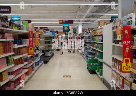 Talaplow, Buckinghamshire, Royaume-Uni. 22 juillet 2021. Malgré les informations de la presse ce matin, les étagères du supermarché Sainsbury étaient généralement très bien approvisionnées ce matin. La principale exception a été pour l'eau minérale car les gens ont acheté plus que la normale en raison de la vague de chaleur. Après le levage du poste de verrouillage Covid-19 lundi, les Sainsbury's ont de nouvelles affiches à l'extérieur de leur magasin demandant aux clients de porter un masque s'ils le peuvent. Crédit : Maureen McLean/Alay Live News Banque D'Images