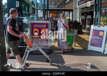 Talaplow, Buckinghamshire, Royaume-Uni. 22 juillet 2021. Malgré les informations de la presse ce matin, les étagères du supermarché Sainsbury étaient généralement très bien approvisionnées ce matin. La principale exception a été pour l'eau minérale car les gens ont acheté plus que la normale en raison de la vague de chaleur. Après le levage du poste de verrouillage Covid-19 lundi, les Sainsbury's ont de nouvelles affiches à l'extérieur de leur magasin demandant aux clients de porter un masque s'ils le peuvent. Crédit : Maureen McLean/Alay Live News Banque D'Images