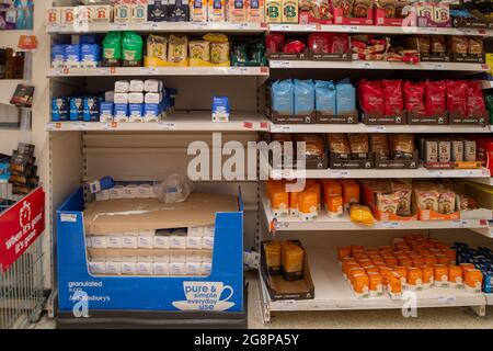 Talaplow, Buckinghamshire, Royaume-Uni. 22 juillet 2021. Malgré les informations de la presse ce matin, les étagères du supermarché Sainsbury étaient généralement très bien approvisionnées ce matin. La principale exception a été pour l'eau minérale car les gens ont acheté plus que la normale en raison de la vague de chaleur. Après le levage du poste de verrouillage Covid-19 lundi, les Sainsbury's ont de nouvelles affiches à l'extérieur de leur magasin demandant aux clients de porter un masque s'ils le peuvent. Crédit : Maureen McLean/Alay Live News Banque D'Images