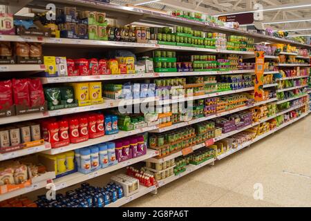 Talaplow, Buckinghamshire, Royaume-Uni. 22 juillet 2021. Malgré les informations de la presse ce matin, les étagères du supermarché Sainsbury étaient généralement très bien approvisionnées ce matin. La principale exception a été pour l'eau minérale car les gens ont acheté plus que la normale en raison de la vague de chaleur. Après le levage du poste de verrouillage Covid-19 lundi, les Sainsbury's ont de nouvelles affiches à l'extérieur de leur magasin demandant aux clients de porter un masque s'ils le peuvent. Crédit : Maureen McLean/Alay Live News Banque D'Images