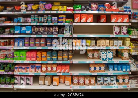 Talaplow, Buckinghamshire, Royaume-Uni. 22 juillet 2021. Malgré les informations de la presse ce matin, les étagères du supermarché Sainsbury étaient généralement très bien approvisionnées ce matin. La principale exception a été pour l'eau minérale car les gens ont acheté plus que la normale en raison de la vague de chaleur. Après le levage du poste de verrouillage Covid-19 lundi, les Sainsbury's ont de nouvelles affiches à l'extérieur de leur magasin demandant aux clients de porter un masque s'ils le peuvent. Crédit : Maureen McLean/Alay Live News Banque D'Images