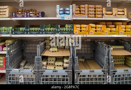 Talaplow, Buckinghamshire, Royaume-Uni. 22 juillet 2021. Malgré les informations de la presse ce matin, les étagères du supermarché Sainsbury étaient généralement très bien approvisionnées ce matin. La principale exception a été pour l'eau minérale car les gens ont acheté plus que la normale en raison de la vague de chaleur. Après le levage du poste de verrouillage Covid-19 lundi, les Sainsbury's ont de nouvelles affiches à l'extérieur de leur magasin demandant aux clients de porter un masque s'ils le peuvent. Crédit : Maureen McLean/Alay Live News Banque D'Images