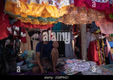 Pekanbaru, province de Riau, Indonésie. 22 juillet 2021. Les vendeurs portant des masques protecteurs attendent des clients sur un marché traditionnel à Pekanbaru, province de Riau, Indonésie. (Credit image: © Afrianto Silalahi/ZUMA Press Wire) Banque D'Images