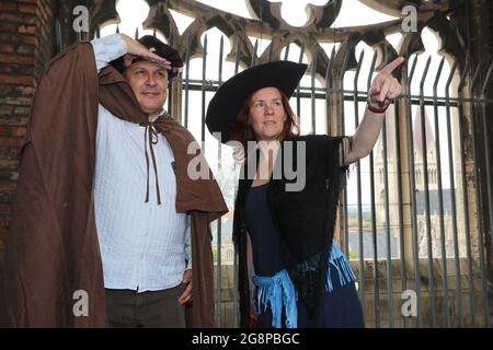 22 juillet 2021, Saxe-Anhalt, Halberstadt: Türmer Jens Pforte et Türmerin Bianca Groß se tiennent sur la plate-forme de l'église Martini. Deux portiers ont pris leurs fonctions dans l'église Martini. Jens Pforte et Bianca Groß guident leurs visiteurs et leurs invités jusqu'à 128 marches jusqu'à la tour une fois par mois, ainsi que les jours fériés et sur rendez-vous en dehors des heures d'ouverture. Depuis la terrasse d'observation, les visiteurs peuvent profiter d'une vue sur la ville et apprendre toutes sortes de faits historiques le long du chemin. Bianca Groß est la première femme gardien de tour depuis 1945. Photo: Matthias Bein/dpa-Zentralbild/ZB Banque D'Images