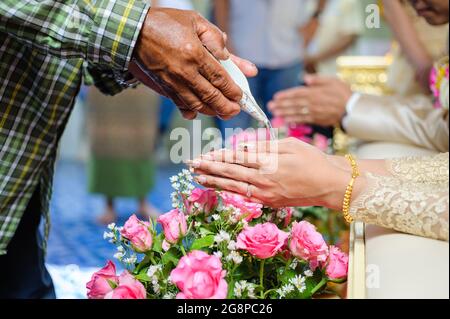 verser de l'eau sainte dans le mariage thaïlandais Banque D'Images