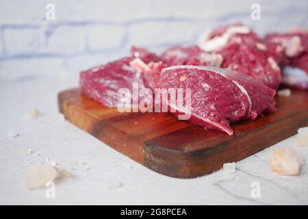 viande de bœuf rouge fraîche brute sur planche à découper , Banque D'Images