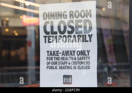 Sydney, Australie. 22 juillet 2021. La salle à manger du restaurant Hungry Jacks, sur George Street, est fermée et il n'y a qu'un menu à emporter en raison des lois sur le confinement. Credit: Richard Milnes/Alamy Live News Banque D'Images