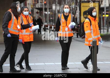 Sydney, Australie. 22 juillet 2021. Des femmes de l’équipe de nettoyage avec des masques à distribuer sont vues à l’angle de George Street et Druitt Sreet. Credit: Richard Milnes/Alamy Live News Banque D'Images