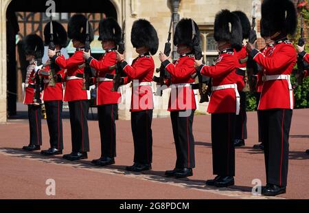 Les membres du 1er Bataillon Grenadier Guards participent à la relève de la garde au château de Windsor dans le Berkshire, qui se déroule pour la première fois depuis le début de la pandémie du coronavirus. Date de la photo: Jeudi 22 juillet 2021. Banque D'Images