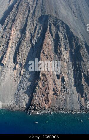 Vue aérienne, Sciara di Fuoco, ruisseau de feu, île de Stromboli, mer Méditerranée, Sicile, Italie, Europe Banque D'Images