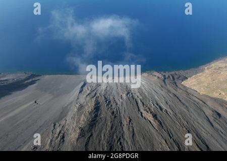 Vue aérienne, Sciara di Fuoco, ruisseau de feu, île de Stromboli, mer Méditerranée, Sicile, Italie, Europe Banque D'Images