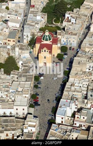 Vue aérienne, Chiesa Madre Maria SS. Eglise d'Immacolata, place Matrice, île de Favignana, Iles Aegadiennes, Sicile, Italie, Europe Banque D'Images