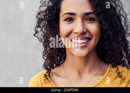 Son sourire est époustouflant Banque D'Images