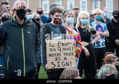 Bristol, Royaume-Uni. 30 mars 2021. La quatrième manifestation de Bristol contre le projet de loi sur la police et la criminalité a lieu au College Green, au centre de la ville du sud-ouest. Environ 500 manifestants se sont jusqu'à présent manifestés, écoutant des discours tandis que la police garde un profil bas. Banque D'Images