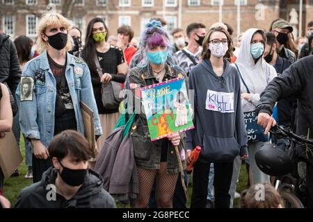 Bristol, Royaume-Uni. 30 mars 2021. La quatrième manifestation de Bristol contre le projet de loi sur la police et la criminalité a lieu au College Green, au centre de la ville du sud-ouest. Environ 500 manifestants se sont jusqu'à présent manifestés, écoutant des discours tandis que la police garde un profil bas. Banque D'Images