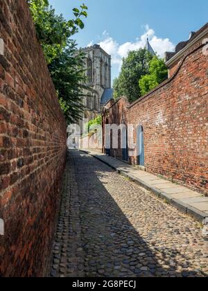 En regardant le long de la rue pavée Chapter House en direction de la Minster dans le Yorkshire de York, en Angleterre Banque D'Images