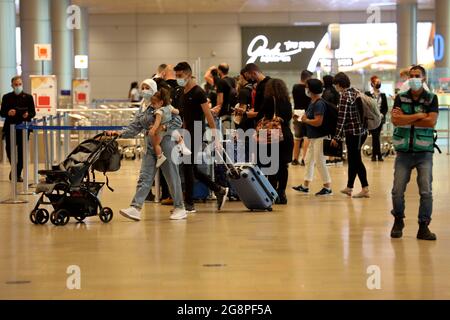 (210722) -- TEL AVIV, 22 juillet 2021 (Xinhua) -- les passagers portant un masque facial sont vus dans le hall des départs de l'aéroport international Ben Gurion, près de tel Aviv, Israël, le 21 juillet 2021. Le ministère israélien de la Santé a signalé mercredi 1,389 nouveaux cas de COVID-19, ce qui porte à 855,552 le nombre total de cas dans le pays. (Xinhua/Gil Cohen Magen) Banque D'Images