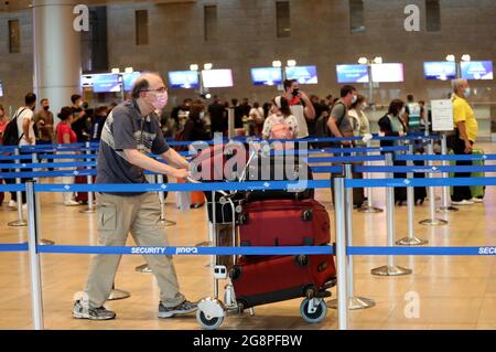 (210722) -- TEL AVIV, 22 juillet 2021 (Xinhua) -- les passagers portant un masque facial sont vus dans le hall des départs de l'aéroport international Ben Gurion, près de tel Aviv, Israël, le 21 juillet 2021. Le ministère israélien de la Santé a signalé mercredi 1,389 nouveaux cas de COVID-19, ce qui porte à 855,552 le nombre total de cas dans le pays. (Xinhua/Gil Cohen Magen) Banque D'Images