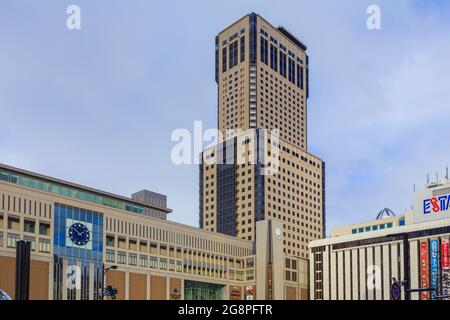 Sapporo, Hokkaido, Japon - 25 décembre 2017 : la gare JR Sapporo est une gare ferroviaire à Hokkaido, Japon. Il possède également le plus haut bâtiment de Hokkaid Banque D'Images