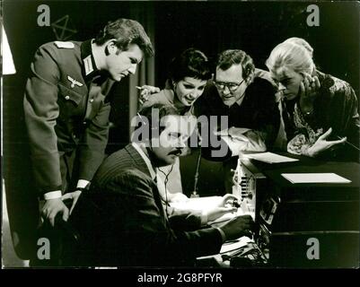 Szenenbild aus dem Fernsehfilm 'oppelspiel in Paris': Alle warten gespannt auf den Funkruf aus London. Hat die Gegenseite angebissen? Mathilde, Renée und Funker Maurice spielen das Spiel der Abwehr mit. Sie geben sich London gegenüber als Versprengte der Gruppe 'Armand' aus und suchen Kontakt mit Colonel Buckmaster. V. l. : (Norbert Skalden, Karl Stroth, Luitgard im, Harald Leipnitz, Barbara lass) Banque D'Images