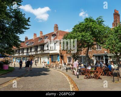 L'été, Colleg Street et le St Williams College se trouvent dans le Yorkshire de York, en Angleterre Banque D'Images