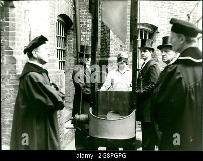 Szenenbild aus dem film 'steig ein und Stigb': DAS Urteil ist gefallen. Kurt Erich Tetzner (Peter Drescher) Steht vor dem Fallbeil. Der Scharfichter waltet jetzt seines Amtes. Banque D'Images