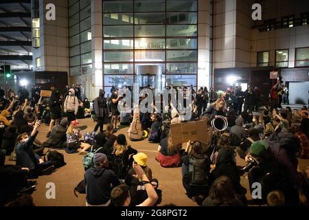 Bristol, Royaume-Uni. 30 mars 2021. Les manifestants ont une fois de plus encerclé le poste de police de Bridewell, la scène il y a à peine moins d'une semaine où les émeutiers ont pelé la station avec des missiles et incendié deux véhicules de police. Les manifestants du programme « Kill the Bill » ont jusqu’à présent protesté pacifiquement avec la police qui garde un profil bas. Banque D'Images