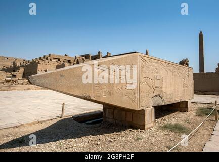 La partie supérieure de l'obélisque de Hatshepsut, adjacente au lac sacré au temple de Karnak (Grand temple d'Amun) à Louxor, dans le centre de l'Égypte. Banque D'Images