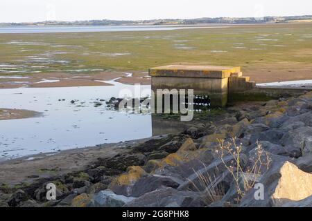 La structure en béton à l'extrémité d'un tuyau d'évacuation de la terre récupérée derrière la barrière d'inondation sur le chemin Portaferry dans le comté de Newtownards en bas N Banque D'Images